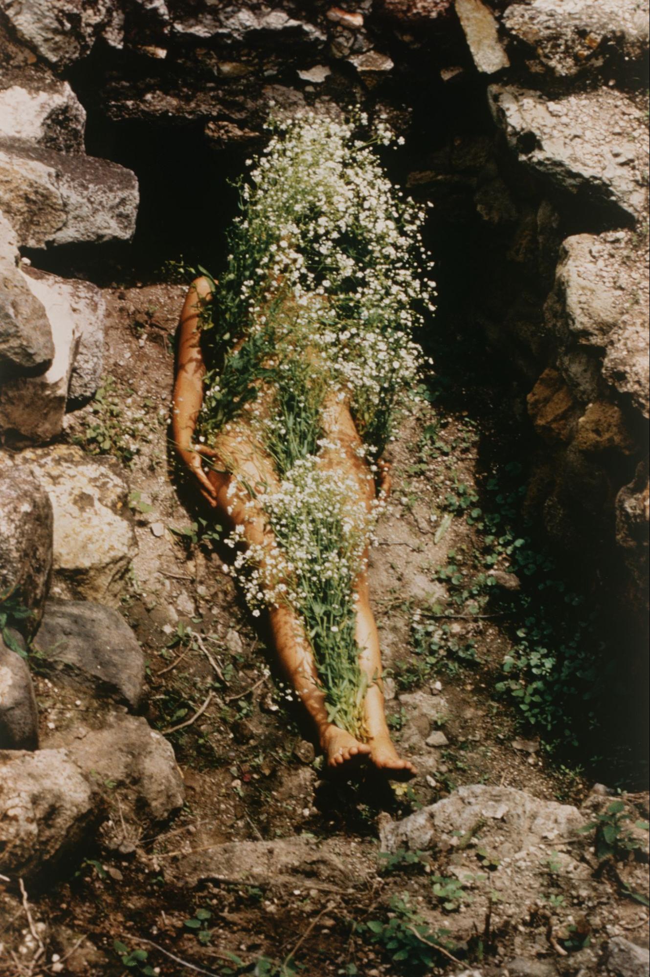 Ana Mendieta, Imágen de Yágul (1973). © The Estate of Ana Mendieta Collection.
